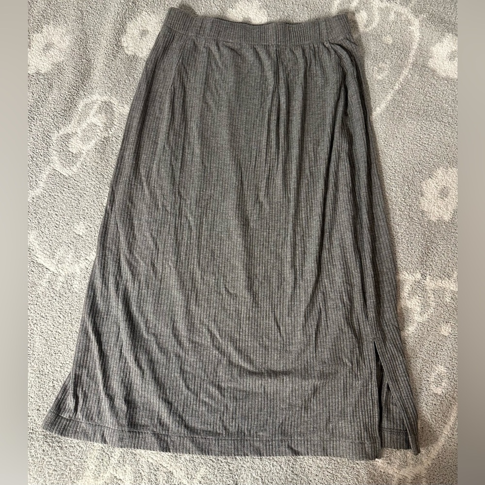 Women’s encircled stretchy striped grey midi skirt with slit size extra small